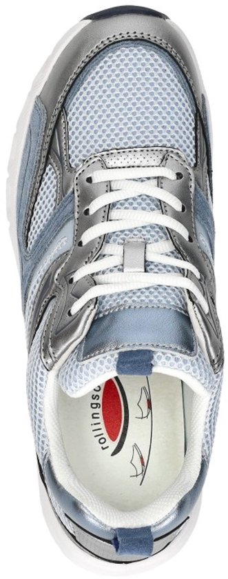 Topaanzicht van een lichtblauwe Gabor Rollingsoft sneaker met zilveren accenten en witte veters.