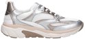 Zijaanzicht van een witte sneaker met zilveren en roségouden accenten, witte veters.