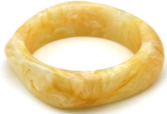 Bracelet en plastique avec un motif marbré dans des tons beige et crème.