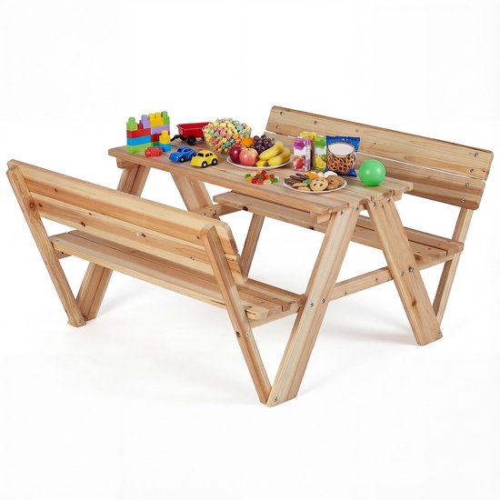 Houten picknicktafel voor kinderen met banken, gevuld met speelgoed en snacks.