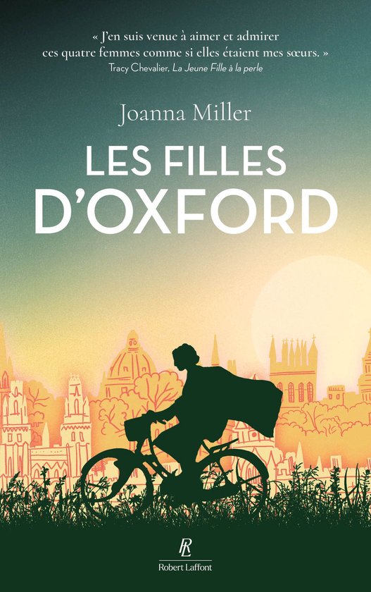 Boekomslag met de titel "LES FILLES D'OXFORD" en een illustratie van een silhouet van een vrouw op een fiets tegen een achtergrond van Oxfordse gebouwen bij zonsondergang.
