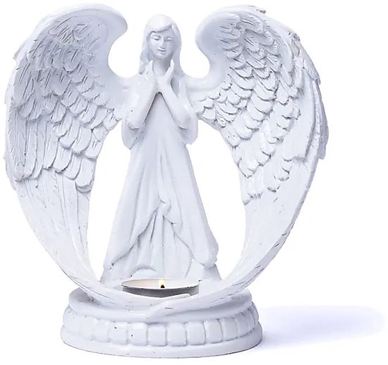 Statue d'ange blanche avec de grandes ailes, une petite bougie et un geste de mains jointes.