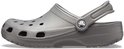 Sabot Crocs gris vu de côté avec bride réglable et perforations.