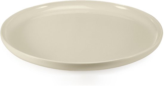 Een licht crèmekleurig bord met een subtiele opstaande rand, staand op een witte achtergrond.