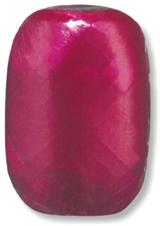 Een rol bordeauxrode cadeaulint met een matte, geweven textuur, verpakt in doorzichtig plastic.