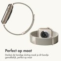 Goudkleurige Apple Watch met een Milanese band. "Perfect op maat" staat er met de tekst "Dankzij de handige sluiting maak je dit bandje gemakkelijk, perfect op maat".