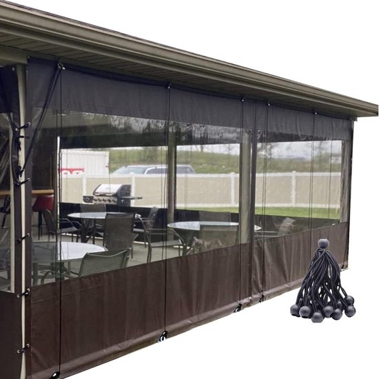 Een terrasoverkapping met transparante zijpanelen en een bruin gordijn, met een stapel zwarte elastieken koorden op de voorgrond.