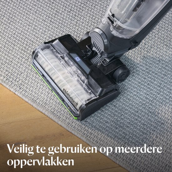 BISSELL stofzuiger met schrobborstel die veilig over een grijs tapijt beweegt.