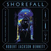 Boekomslag met de tekst 'SHOREFALL', 'THE FOUNDERS TRILOGY BOOK 2' en 'ROBERT JACKSON BENNETT'. Een figuur in een hoed zit op een troon in een donkere gang.