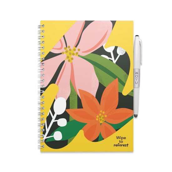 Geel notitieboek met een witte pen, met grote roze en oranje bloemen en groene bladeren.