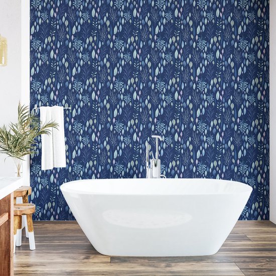 Blauw behang met aquarel bladeren in paarse en blauwe tinten, gedrapeerd over een donkerblauwe achtergrond.