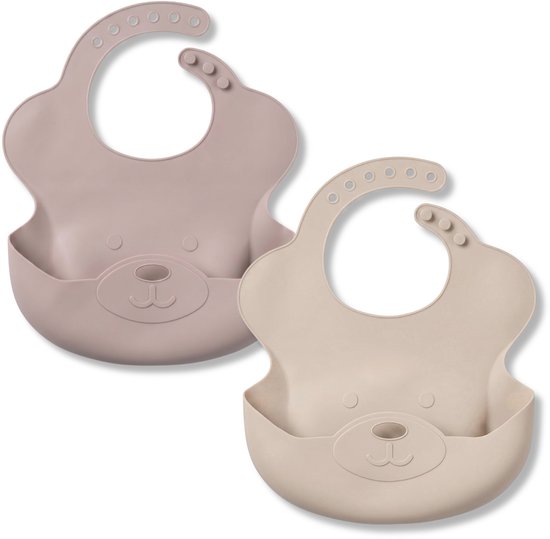 Twee siliconen slabbetjes in beige en roze, met een berenmotief en opvangbak.