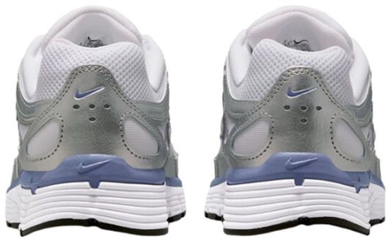 Nike P-6000 sneaker in metallic zilver en indigo, achteraanzicht.
