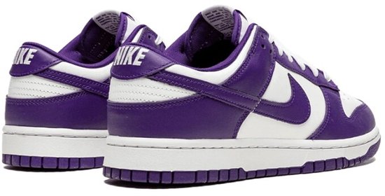Paarse en witte Nike Dunk Low sneakers, achterkant, met witte zool.