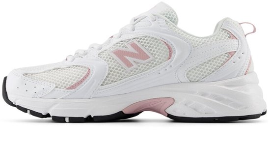 Witte New Balance 530 sneaker met roze details en mesh.