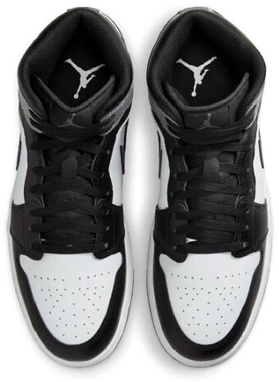 Bovenkant van witte Nike Air Jordan 1 Mid sneakers met zwarte veters en opdrukken.