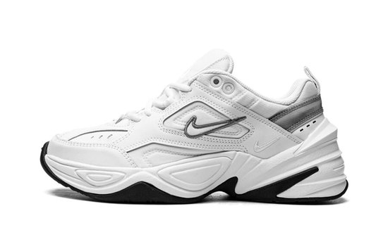 Witte Nike M2K Tekno sneaker met zwarte zolen en zilveren Nike logo.