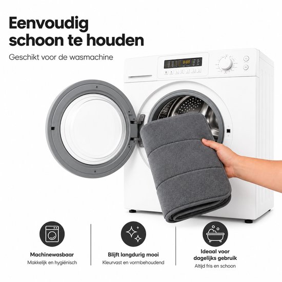 Tapis de bain gris côtelé, retiré d'une machine à laver ouverte.