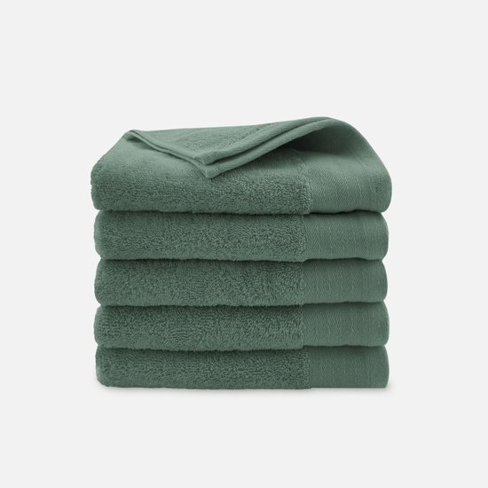 Stapel legergroene handdoeken met een visgraatpatroon aan de rand.