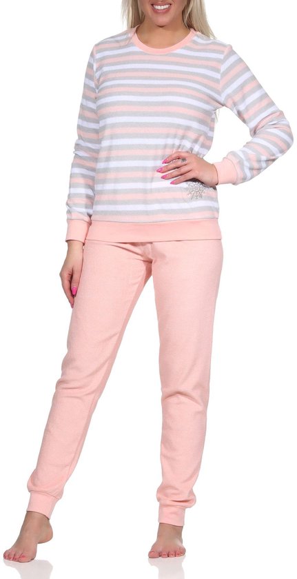 Damespyjama met lange mouwen en een ronde hals, met horizontale strepen in wit, grijs en roze. De broek is effen roze. Met een ijskristalapplicatie op de borst.