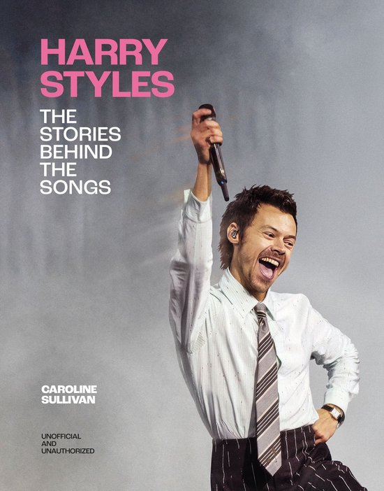 Harry Styles met microfoon omhoog, draagt gestreept overhemd en stropdas. Titel: Harry Styles: The Stories Behind the Songs.