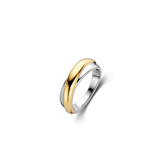 Bague dorée et argentée au design torsadé sur fond blanc.