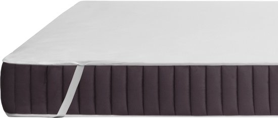 Gedetailleerd aanzicht van een witte matrasbeschermer op een donkerbruin matras met verticale lijnen.