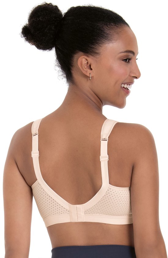 Achterzijde van een beige sportbeha met verstelbare bandjes op een model.