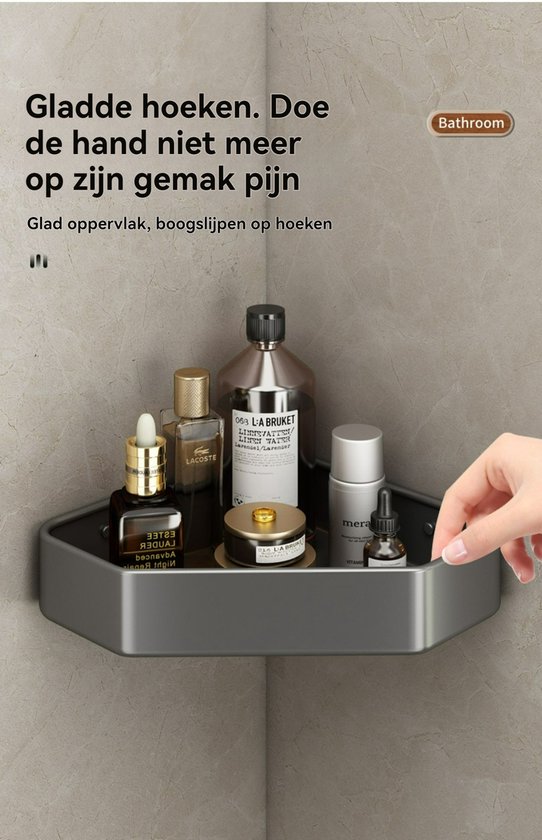 Grijze hoekdouchebak met verzorgingsproducten, gladde hoeken en een hand die het product raakt.