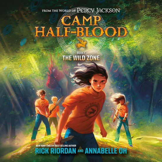Boekomslag: Groep kinderen in oranje T-shirts, waaronder een meisje met een zwaard, in een bosrijke omgeving. Camp Half-Blood: The Wild Zone.