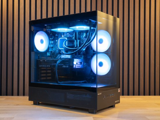 Zwarte computerkast met glazen paneel en blauw verlichte ventilatoren.