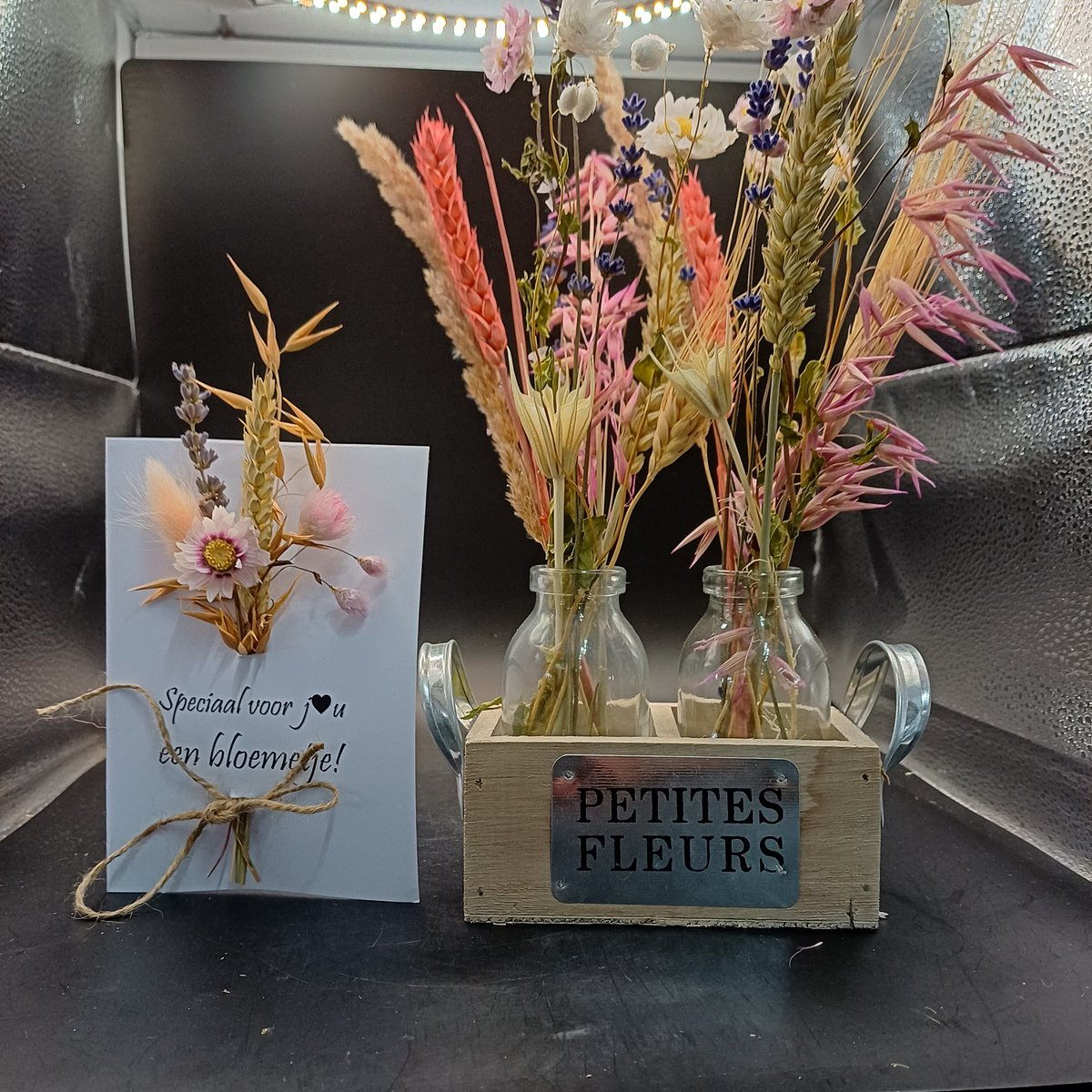 1 wenskaart 'speciaal voor jou een bloemetje" met droogbloemen in een decoratieve tray met 2 vaasjes en bosjes droogbloemen- cadeau - vaas - bloemen - decoratie - fleurig