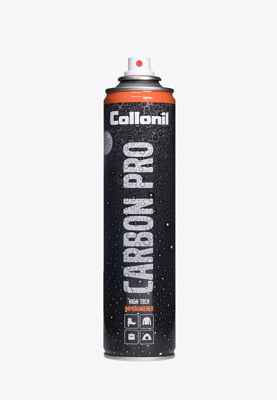 Een spuitbus met Collonil Carbon Pro. Zwart met oranje top en druppels erop. Witte tekst 'COLLONIL CARBON PRO'.