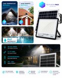 Solar LED schijnwerper en zonnepaneel verlichten een zwembad en een huis bij nacht. Illustraties tonen prestaties bij lage en hoge temperaturen.