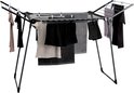 Antraciet droogrek met zwarte kleding: broeken, shirts, sokken en handdoeken.