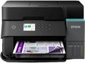 Zwarte Epson EcoTank all-in-one printer met papier uit de uitvoerlade en zichtbare inktreservoirs.