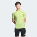 Jongen in geel T-shirt met korte mouwen en donkere biezen, met het Adidas logo op de borst.