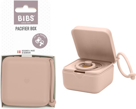 Roze BIBS speenbakje, open met een BIBS speen erin, met verpakking.