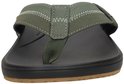 Close-up van de voorkant van een zwarte slipper met olijfgroene band en witte stiksels.