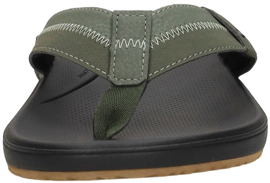 Close-up van de voorkant van een zwarte slipper met olijfgroene band en witte stiksels.