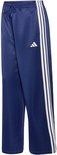 Donkerblauwe trainingsbroek met de iconische witte Adidas strepen op de zijkanten en een Adidas logo.