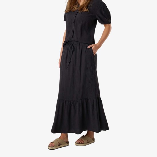 Zwarte crinkle lange rok met strikceintuur, getoond met gestreepte sandalen.