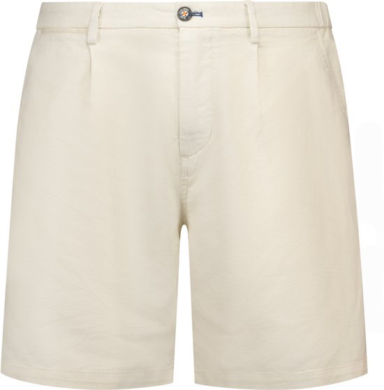 Gebroken witte chino shorts met plooien aan de voorkant en een logoknoop.