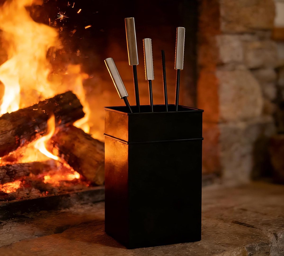Stijlvolle haardset met borstel, schep, pokers en tang in roestvrijstalen handvatten voor houtkachels en open haarden, elegant design en praktische accessoires