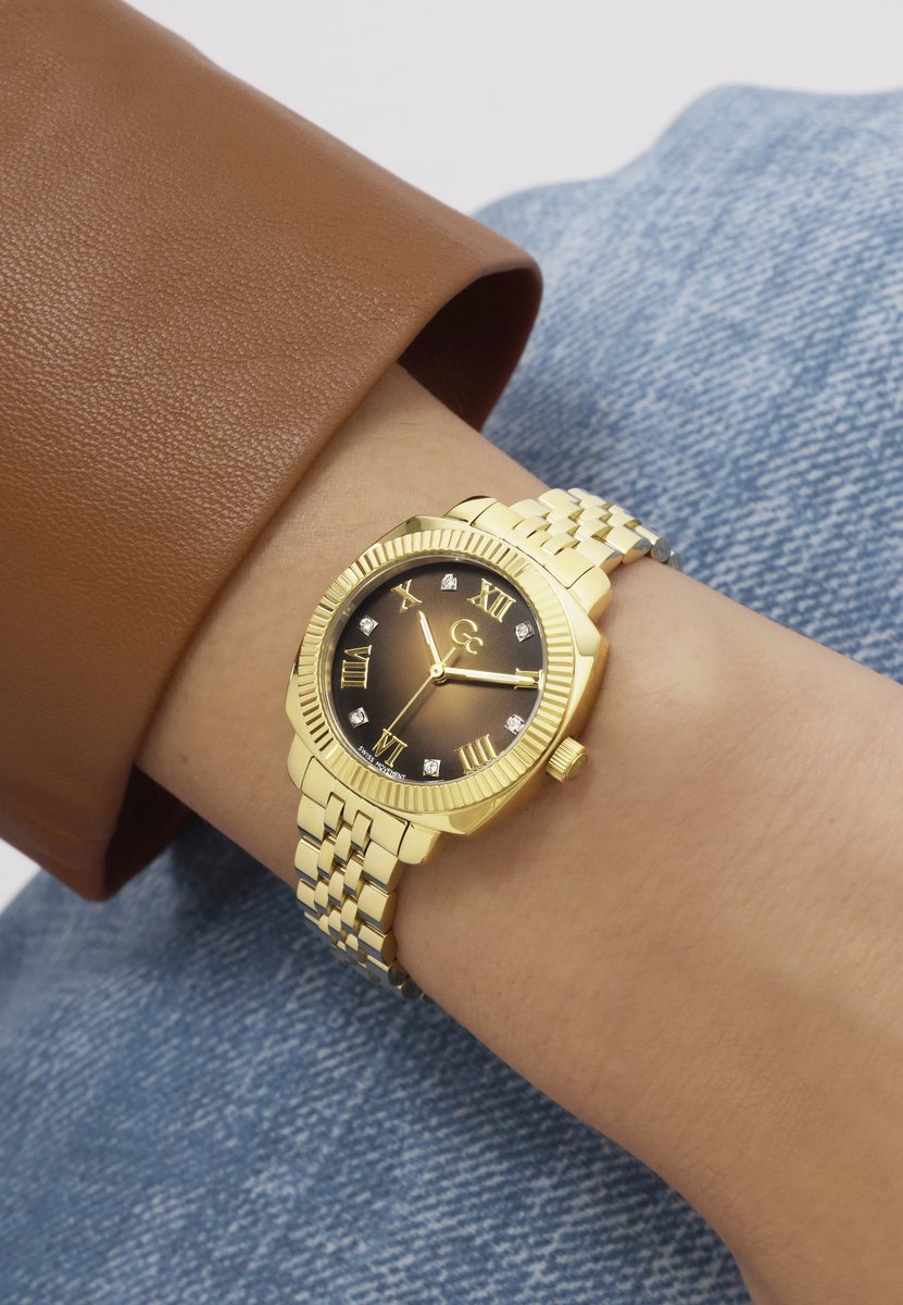 Gc Gc Flair Coussin Mini Quartz Analoog Horloge Geelgoud-Tint Behuizing: 100% Roestvrij Staal | Armband: Roestvrij Staal 28 mm Z73001L4