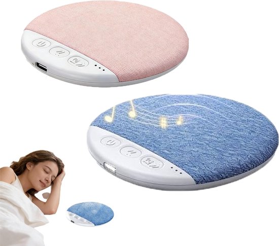 Twee ronde, platte witte ruisluidsprekers in het roze en blauw, met een slapende vrouw.