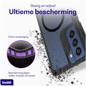 Donkerblauwe Samsung S21 FE telefoon in zwart hoesje die stof en vuil afstoot.