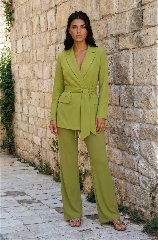 Lichtgroene blazer met ceintuur en bijpassende broek, gedragen door een model.