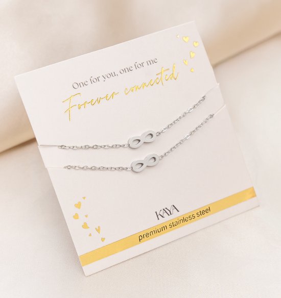 Twee zilverkleurige infinity armbandjes met schakelketting op een kaart met gouden hartjes en de tekst 'One for you, one for me. Forever connected'.