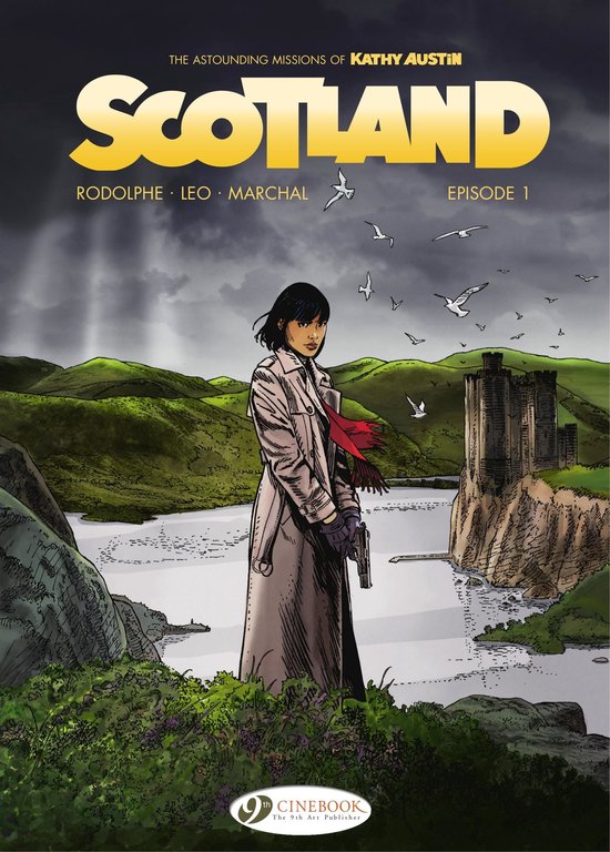 Stripboek 'Scotland' episode 1: Kathy Austin in beige trenchcoat met pistool voor een Schots kasteel en meer.